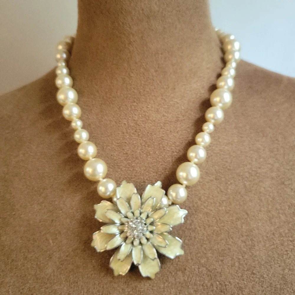 Cream Enamel Flower Faux Pearl Necklace Silver Tone 16-19 In Cottagecore